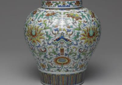 图片[2]-Lidded jar with decoration of Indian lotus scrolls in doucai polychrome enamels, Qing dynasty, Qianlong reign (1736-1795)-China Archive